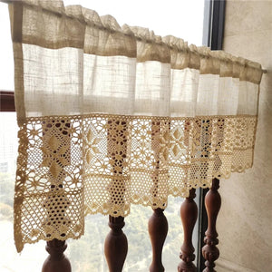 Gros plan du rideau court beige avec fourreau tringle et bordure en dentelle crochet