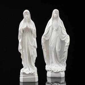 Deux statues Vierge Marie résine blanche fond noir