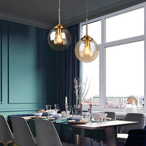2 suspensions globe verre fume et ambre salle manger contemporaine murs bleu canard