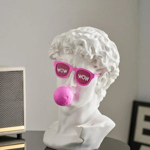 Buste de David lunettes WOW posé sur une table noire ronde ambiance bureau moderne