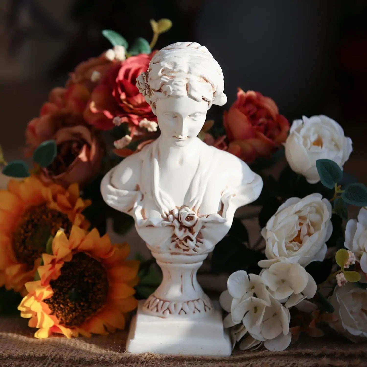 Buste de Vénus rétro entouré de fleurs roses et tournesols sur toile de jute