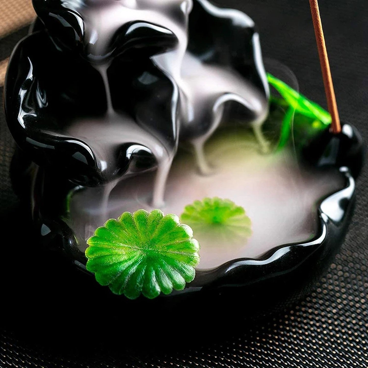 Vue de dessus brûleur d'encens cascade fumée en spirale effet hypnotique