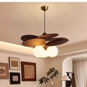 Suspension à pétales trois globes allumée près d'un mur de cadres décoratifs