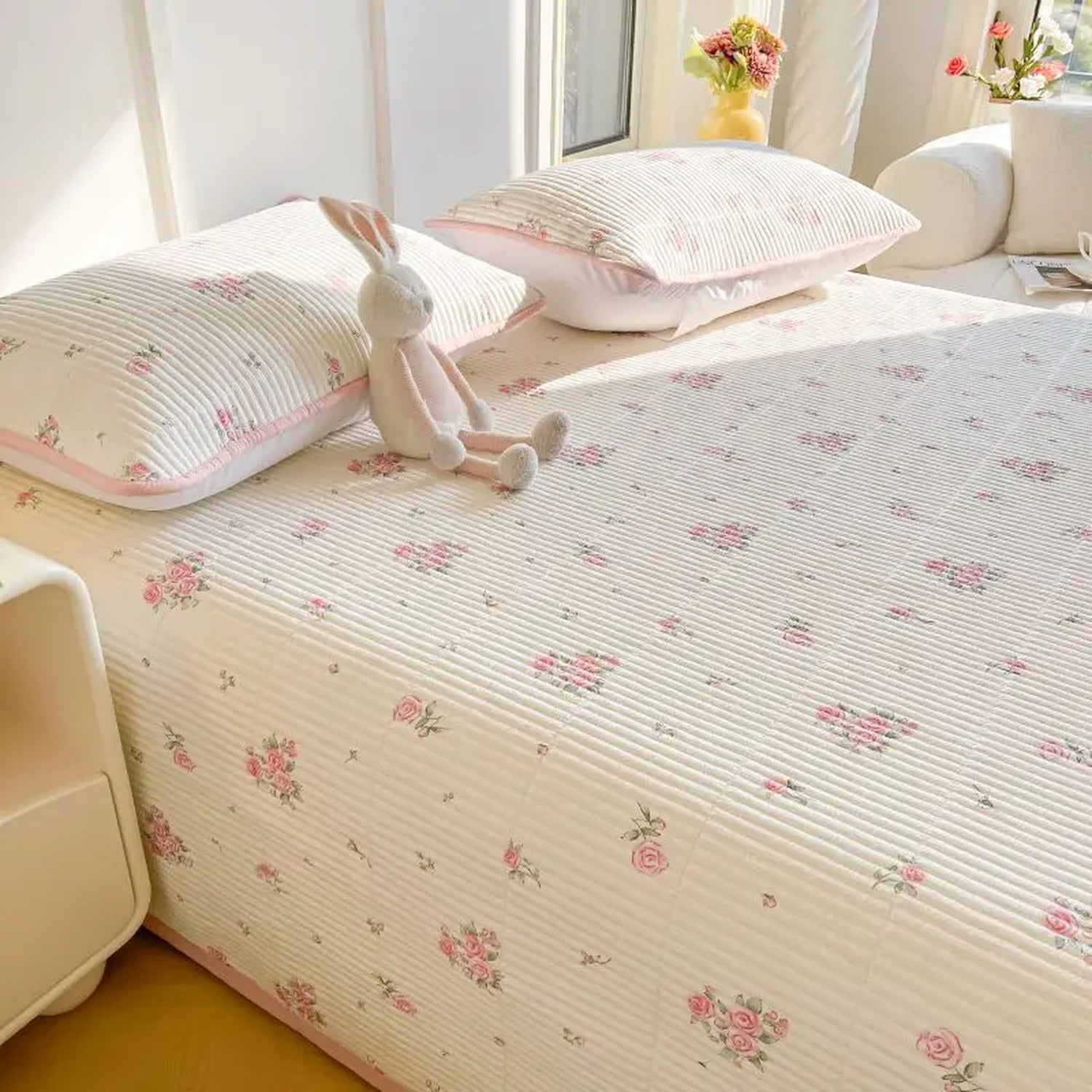 Gros plan du couvre-lit fleuri avec taie d'oreiller assortie