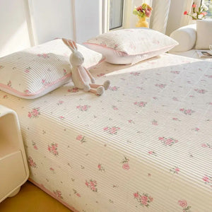 Gros plan du couvre-lit fleuri avec taie d'oreiller assortie