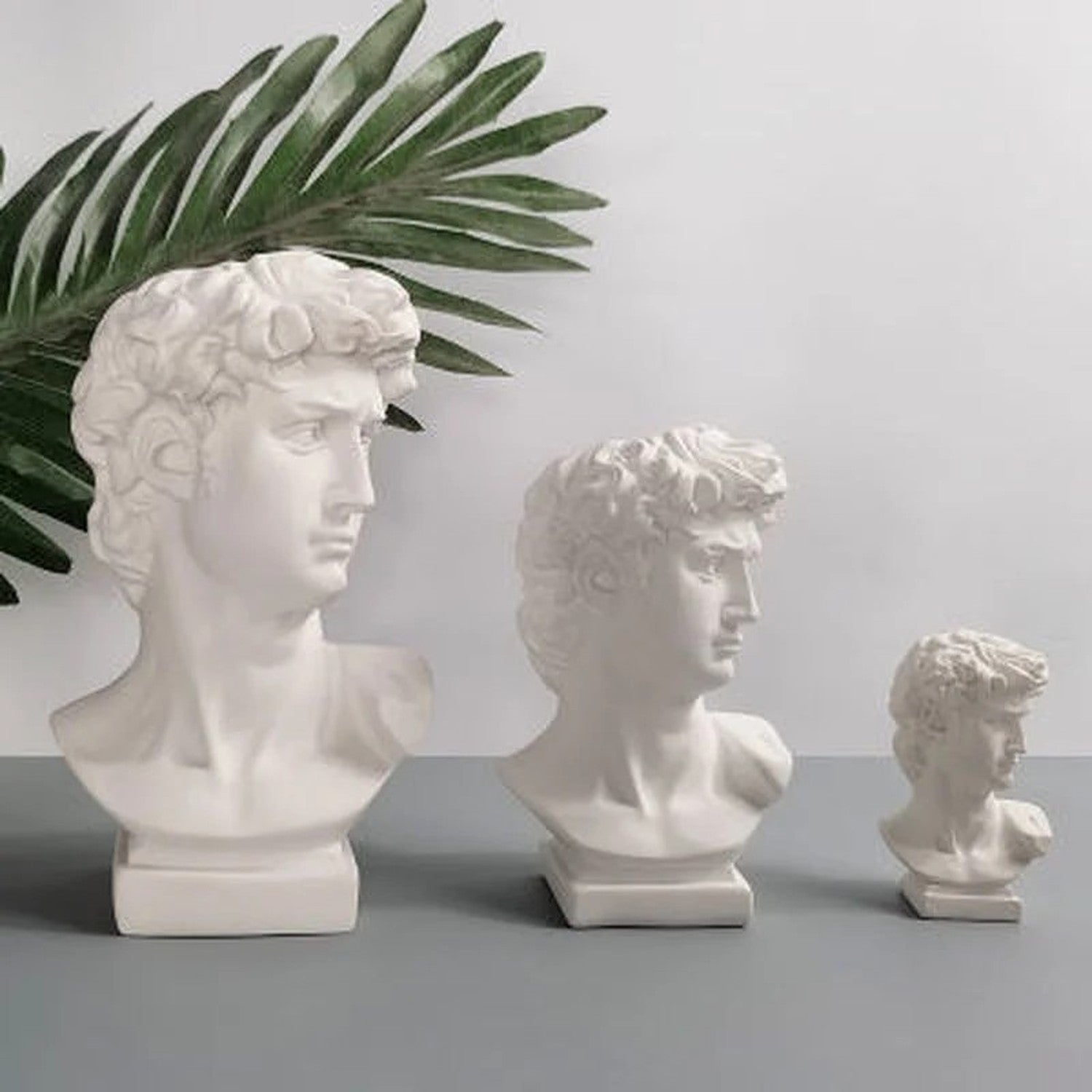 Comparaison des trois tailles S M L du vase buste antique résine blanche