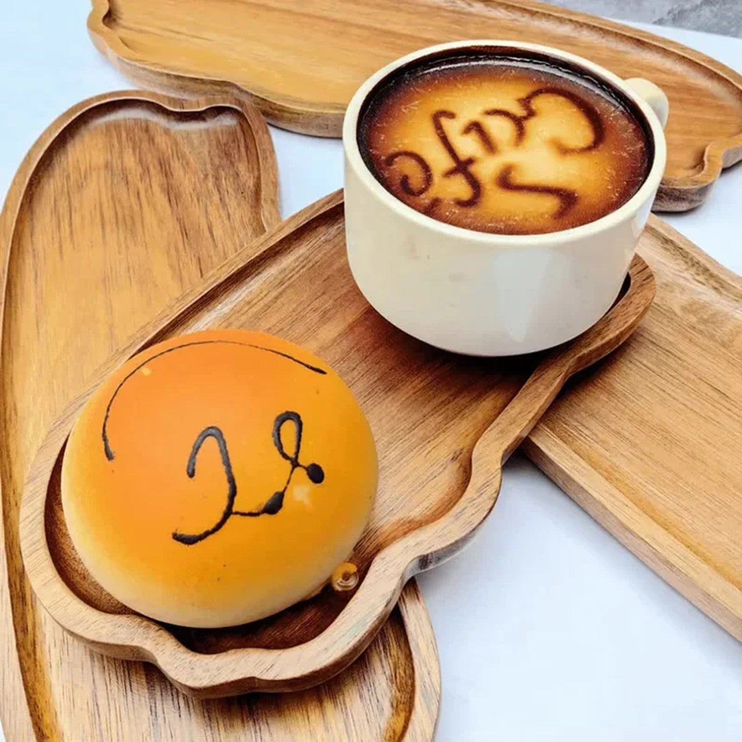 Plateau bois organique en service thé avec pain brioche et café au lait