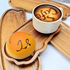 Plateau bois organique en service thé avec pain brioche et café au lait