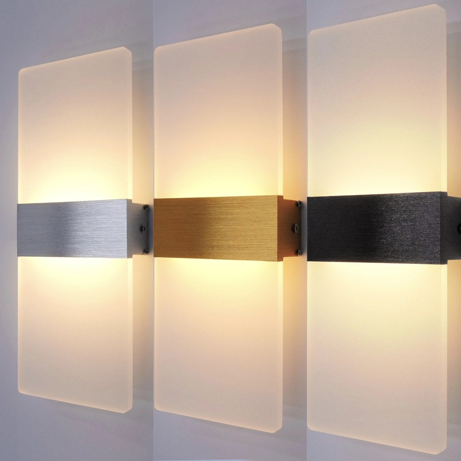 Applique murale LED allumée déclinée en noir argenté et doré