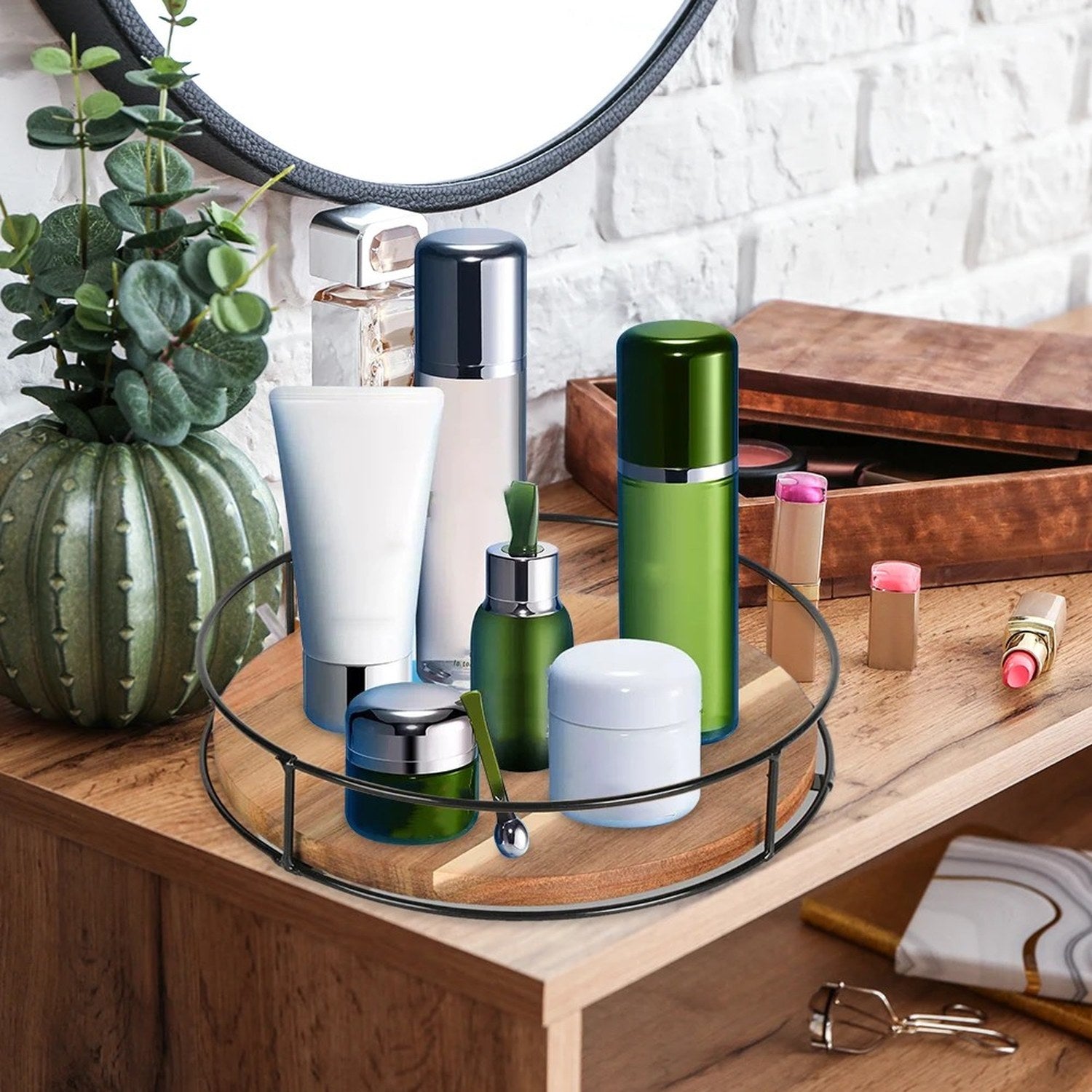 Plateau tournant avec produits cosmétiques et flacons sur une coiffeuse en bois