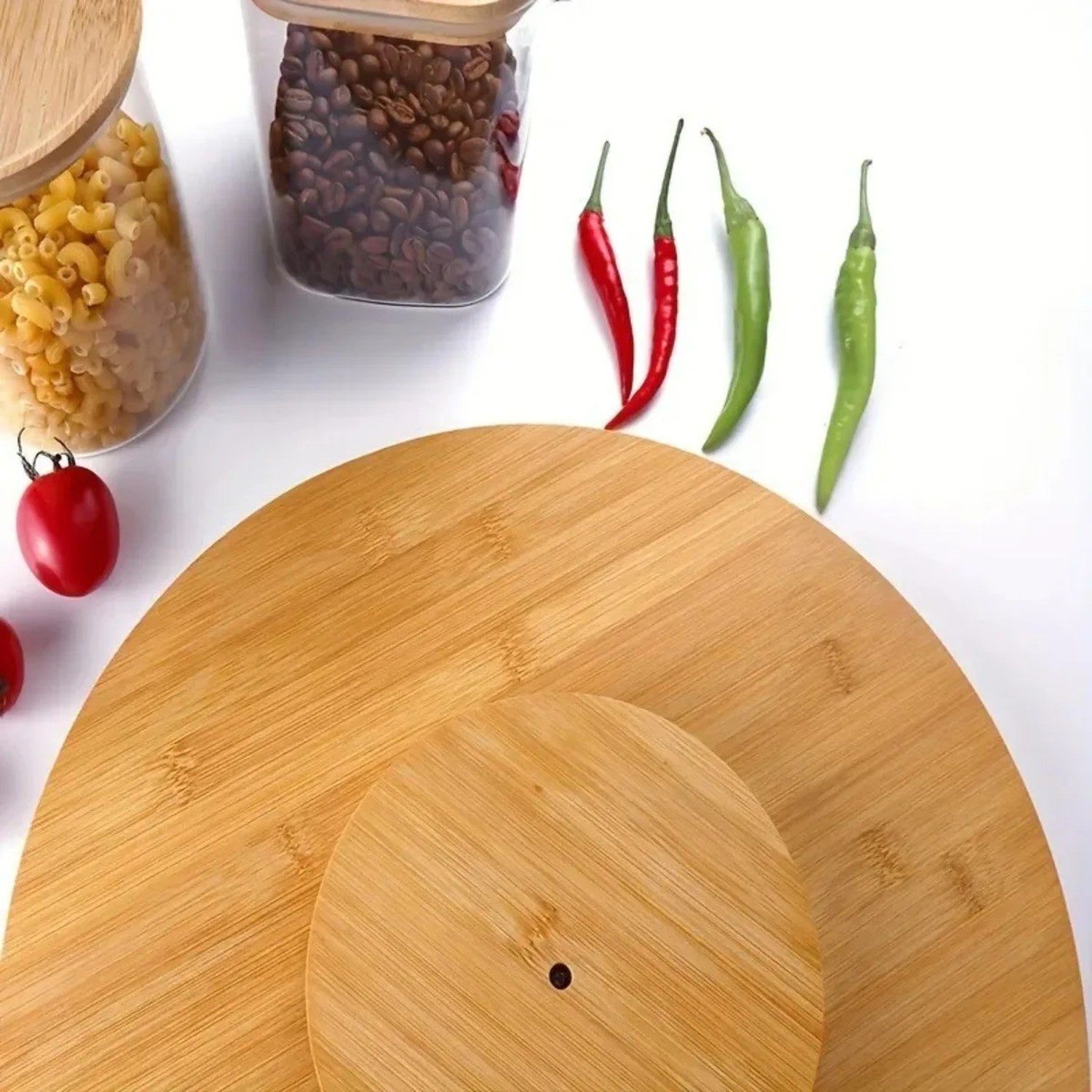 Deux plateaux bambou ronds vue dessus avec bocaux et légumes frais