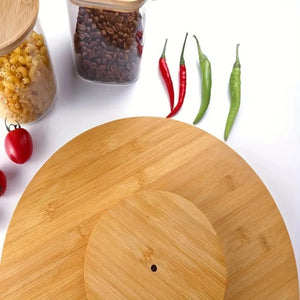 Deux plateaux bambou ronds vue dessus avec bocaux et légumes frais