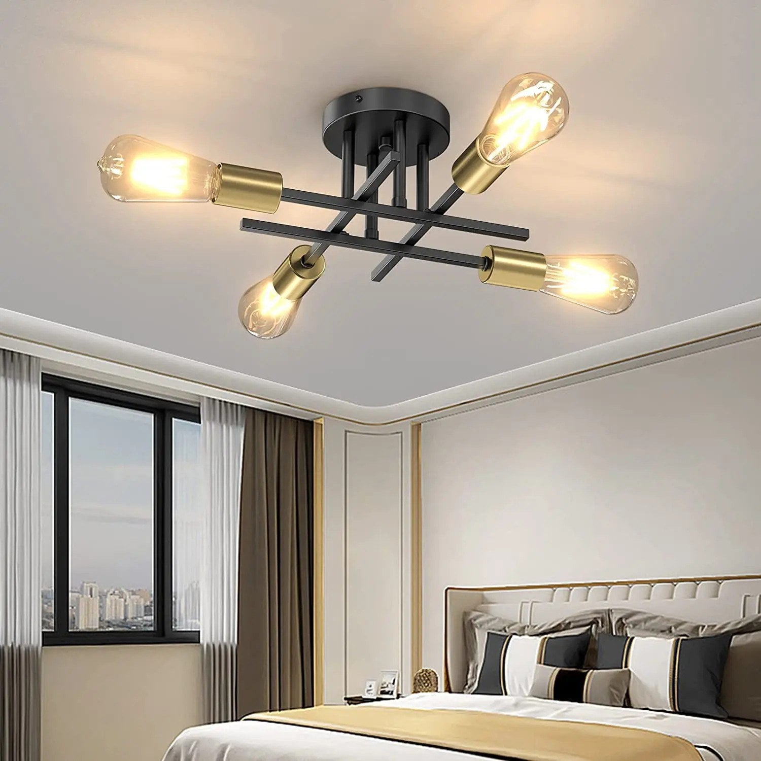 Lustre Sputnik noir et or 4 bras dans une chambre