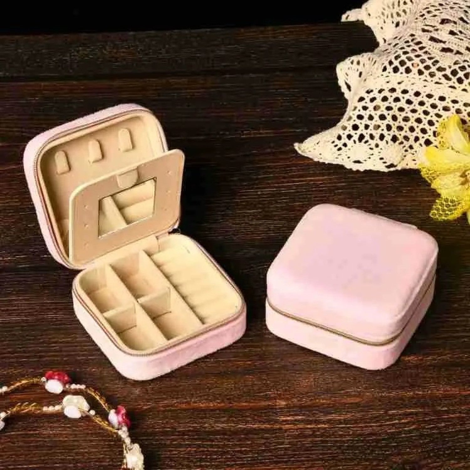 Boîte à bijoux en velours rose Sakura ouverte sur surface en bois