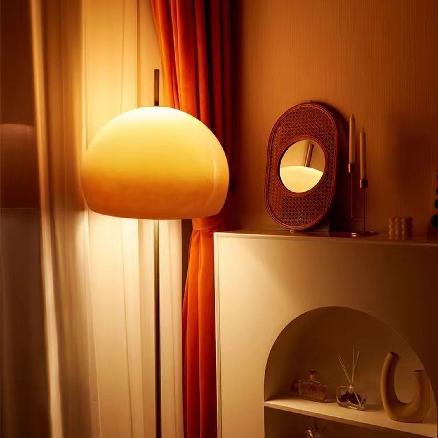 Lampadaire globe orange lumière chaude ambiance