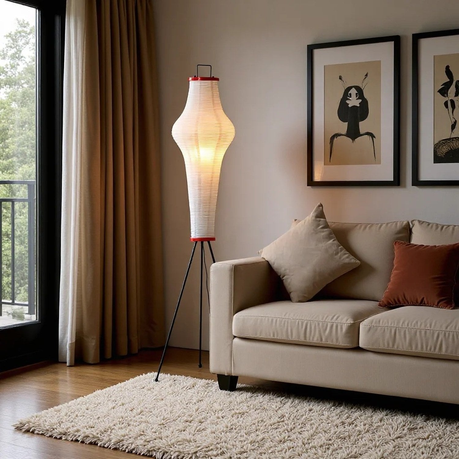 Lampadaire japonais papier de riz dans un salon avec fenêtre et œuvres décoratives