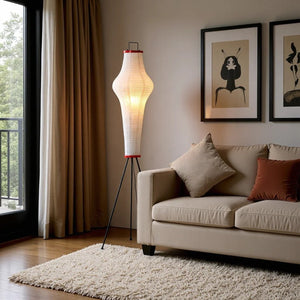 Lampadaire japonais papier de riz dans un salon avec fenêtre et œuvres décoratives