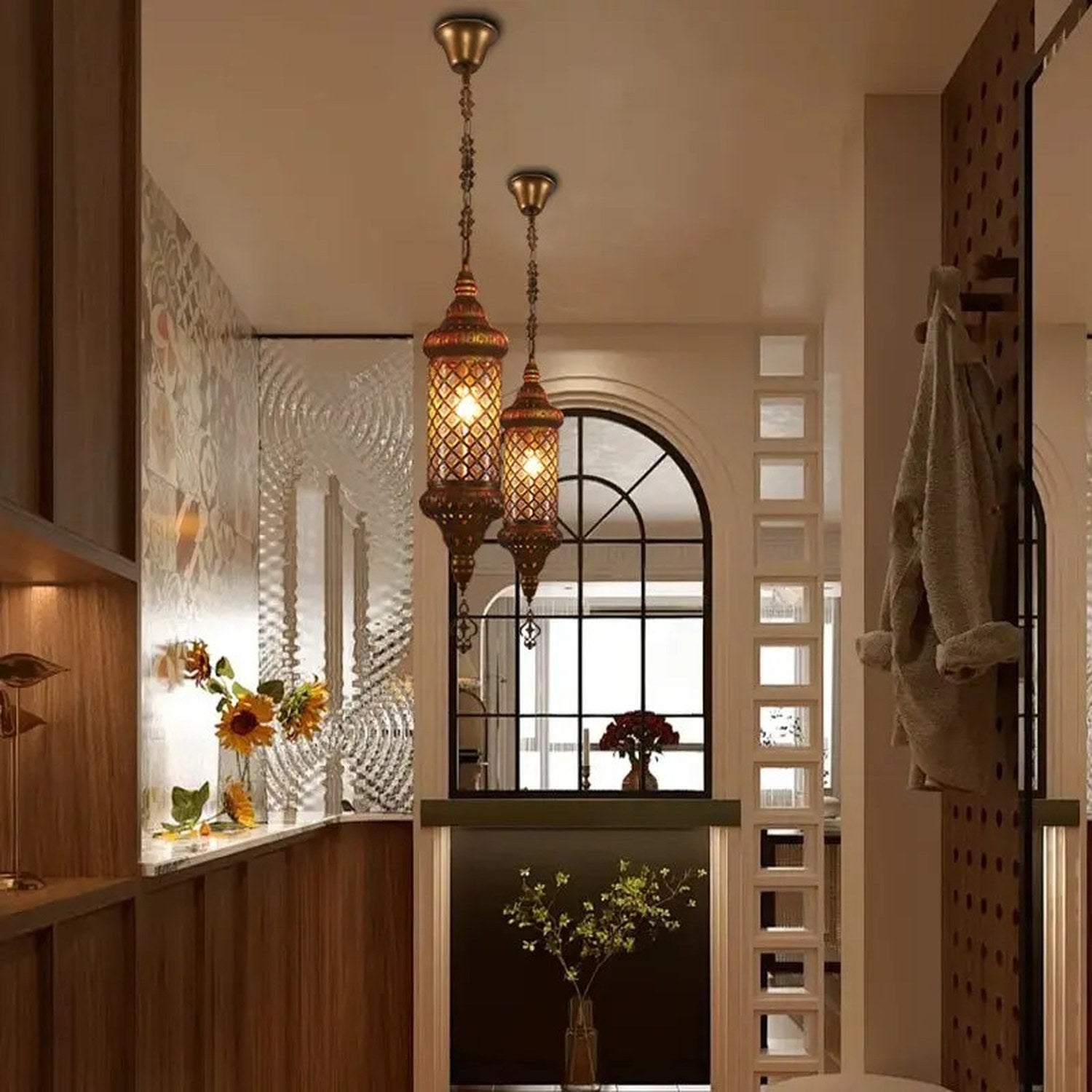 Lustres marocains transparents dans un couloir