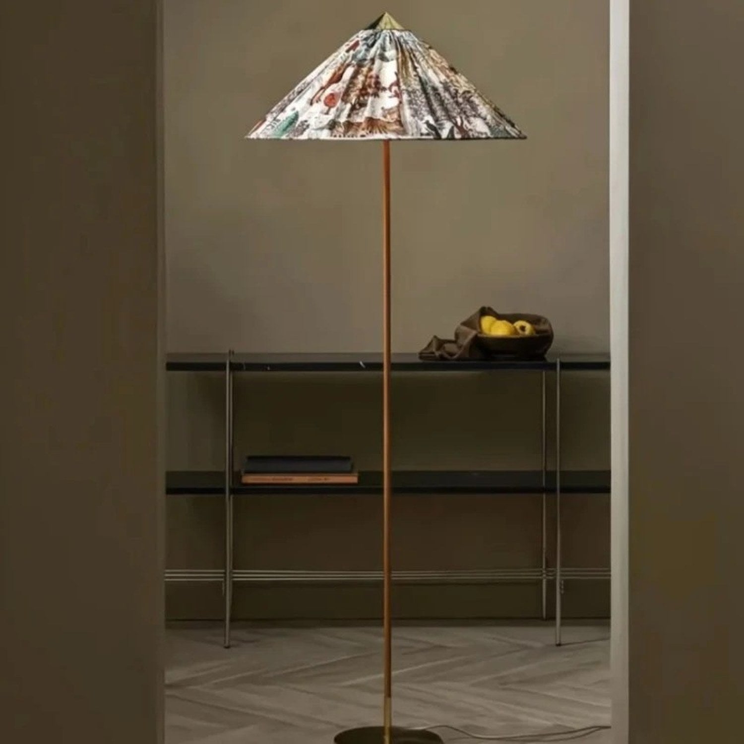 Lampadaire abat-jour imprimé jungle dans un intérieur aux tons kaki