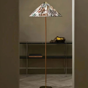 Lampadaire abat-jour imprimé jungle dans un intérieur aux tons kaki