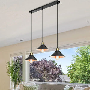 Triple suspension vintage industrielle au-dessus d'un salon contemporain avec baie vitrée