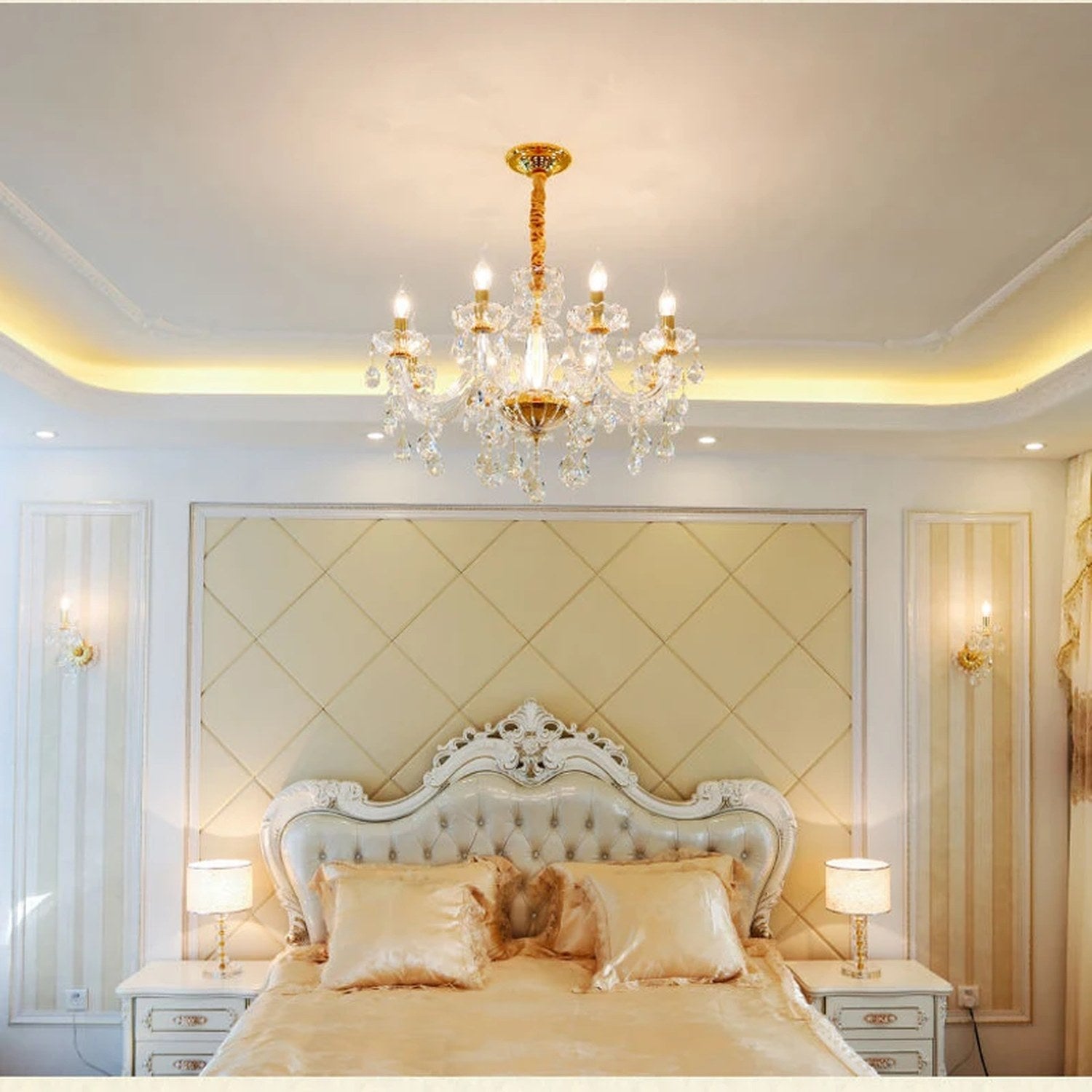 Lustre baroque en cristal doré suspendu au dessus d'un lit capitonné