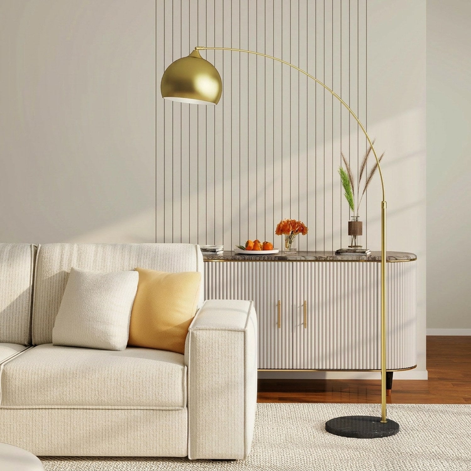 Lampadaire arc doré avec base en marbre noir dans salon blanc