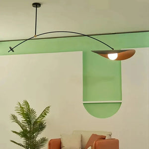 Suspension design surplombant une table à manger avec vue sur la mer
