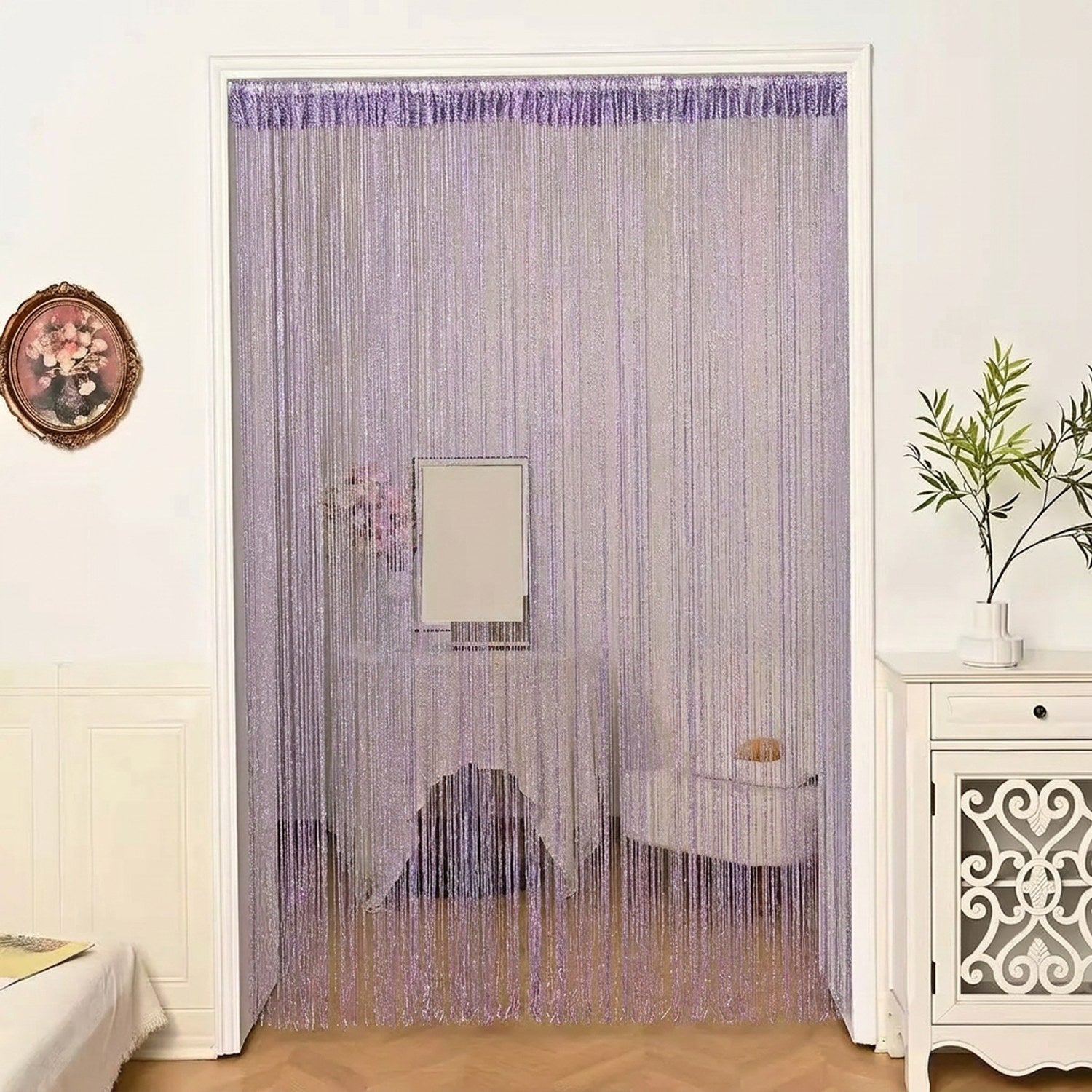 Rideau à fils violet suspendu dans une embrasure de porte