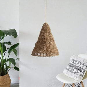 Abat-jour jute conique dans un intérieur bohème naturel