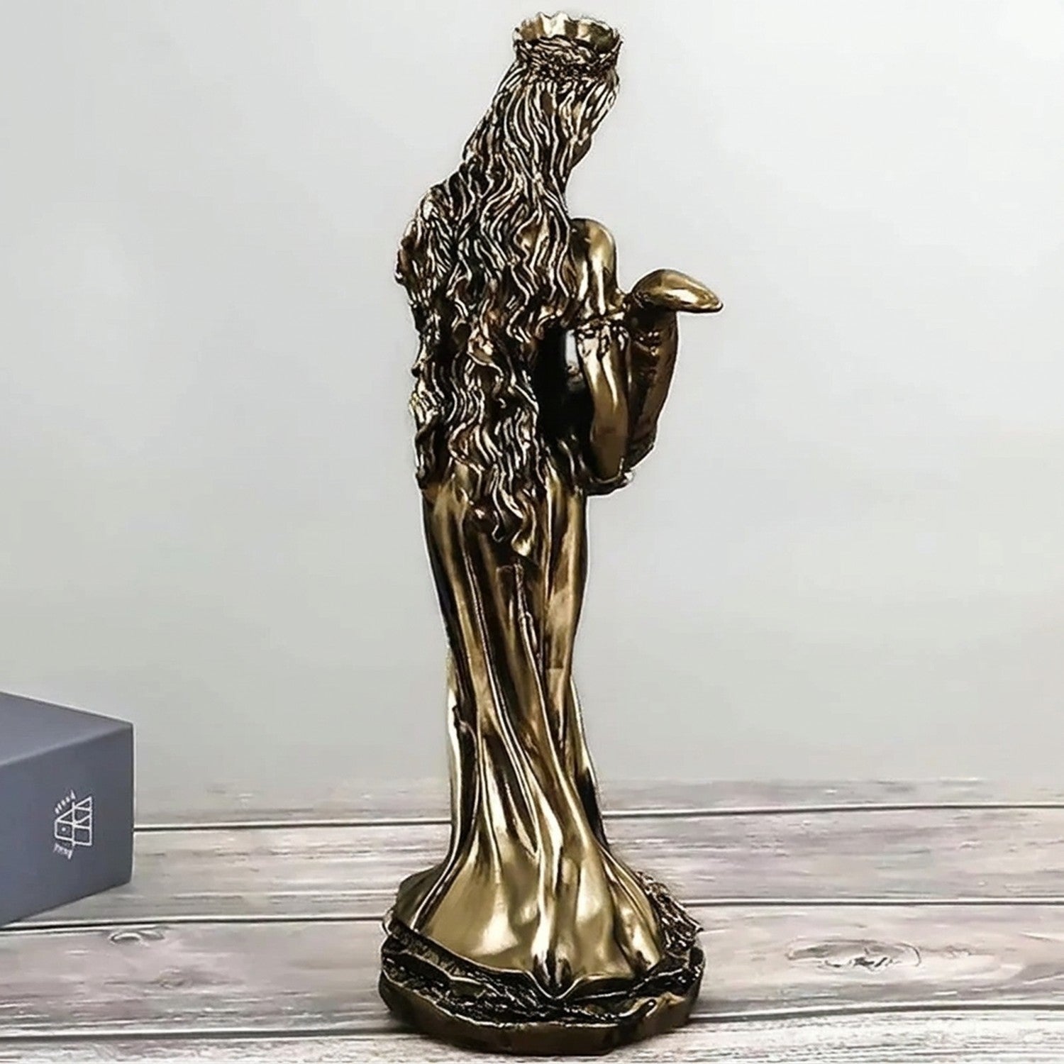 Vue arrière de la statue déesse Tyche finition bronze doré