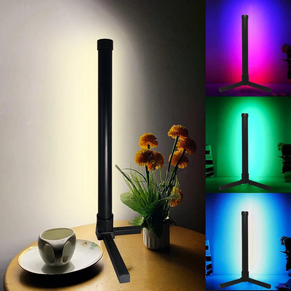 Petit lampadaire d'angle posé sur une table avec tasse et fleurs séchées