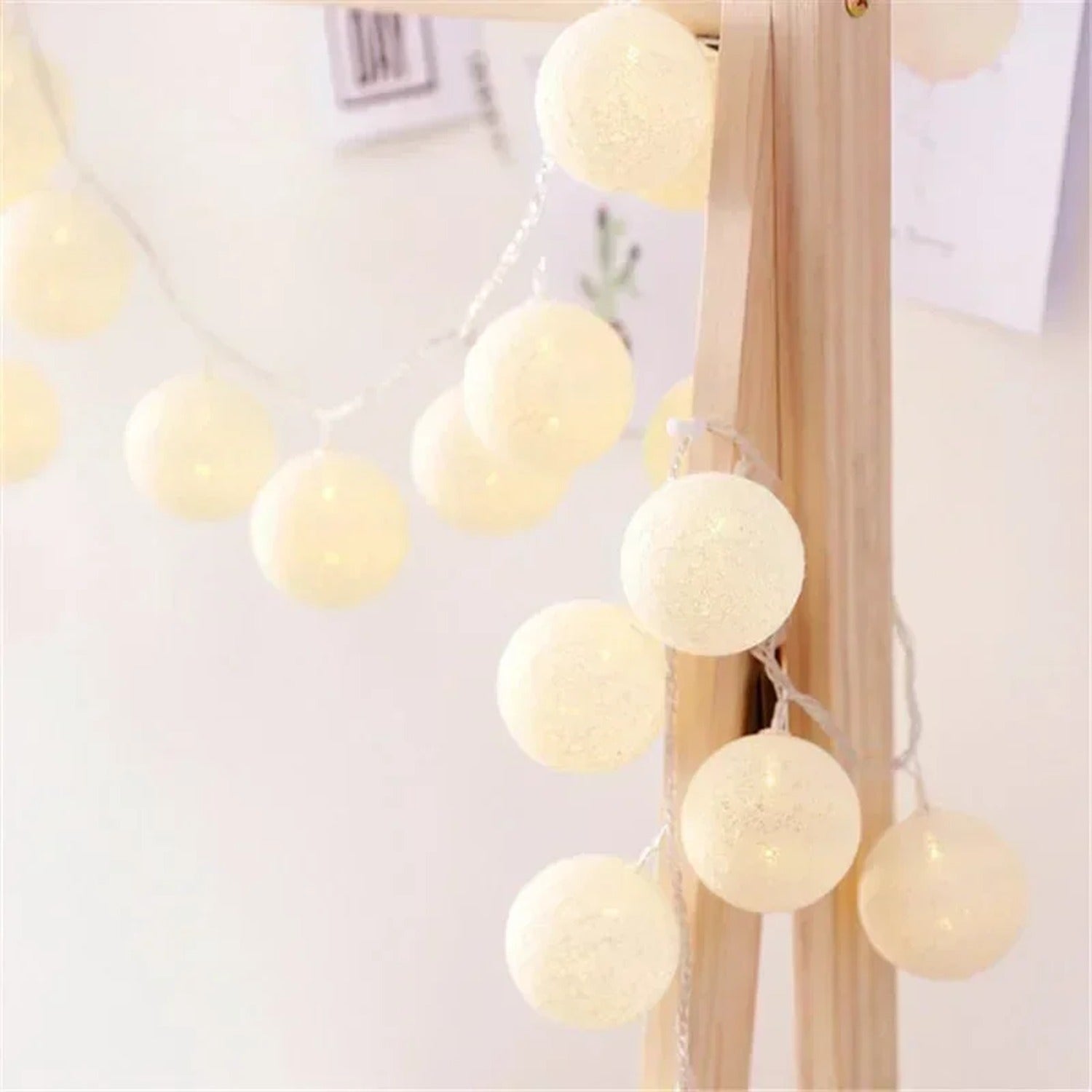 Guirlande lumineuse boules de coton blanc sur structure bois