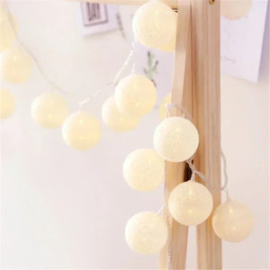 Guirlande lumineuse boules de coton blanc sur structure bois