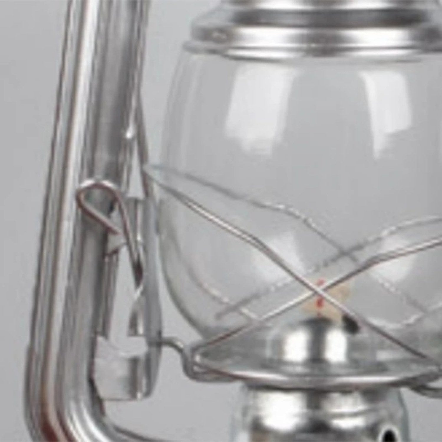 Vue rapprochée du globe en verre et de la mèche croisée