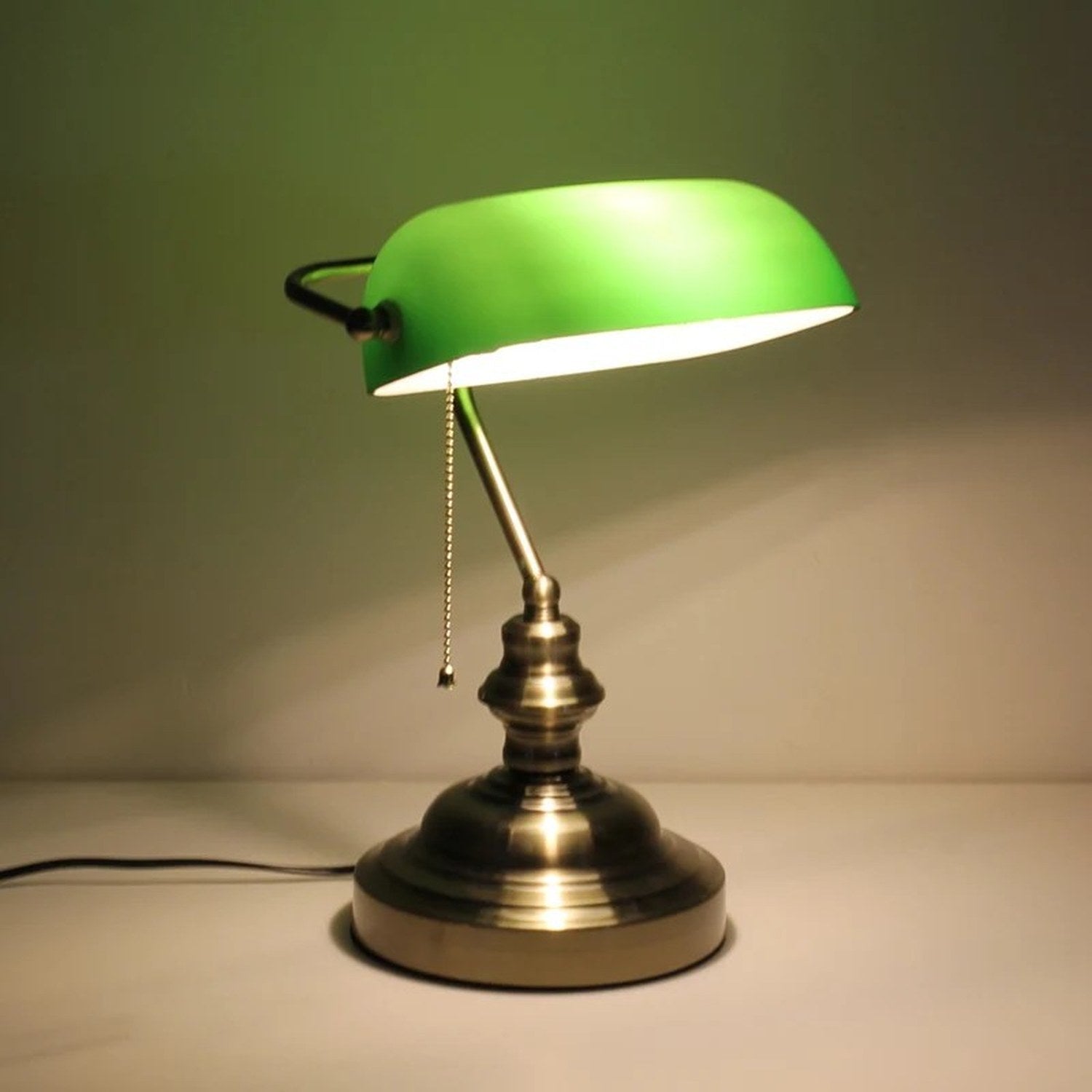 Lampe de bureau verte vue de face sur fond clair
