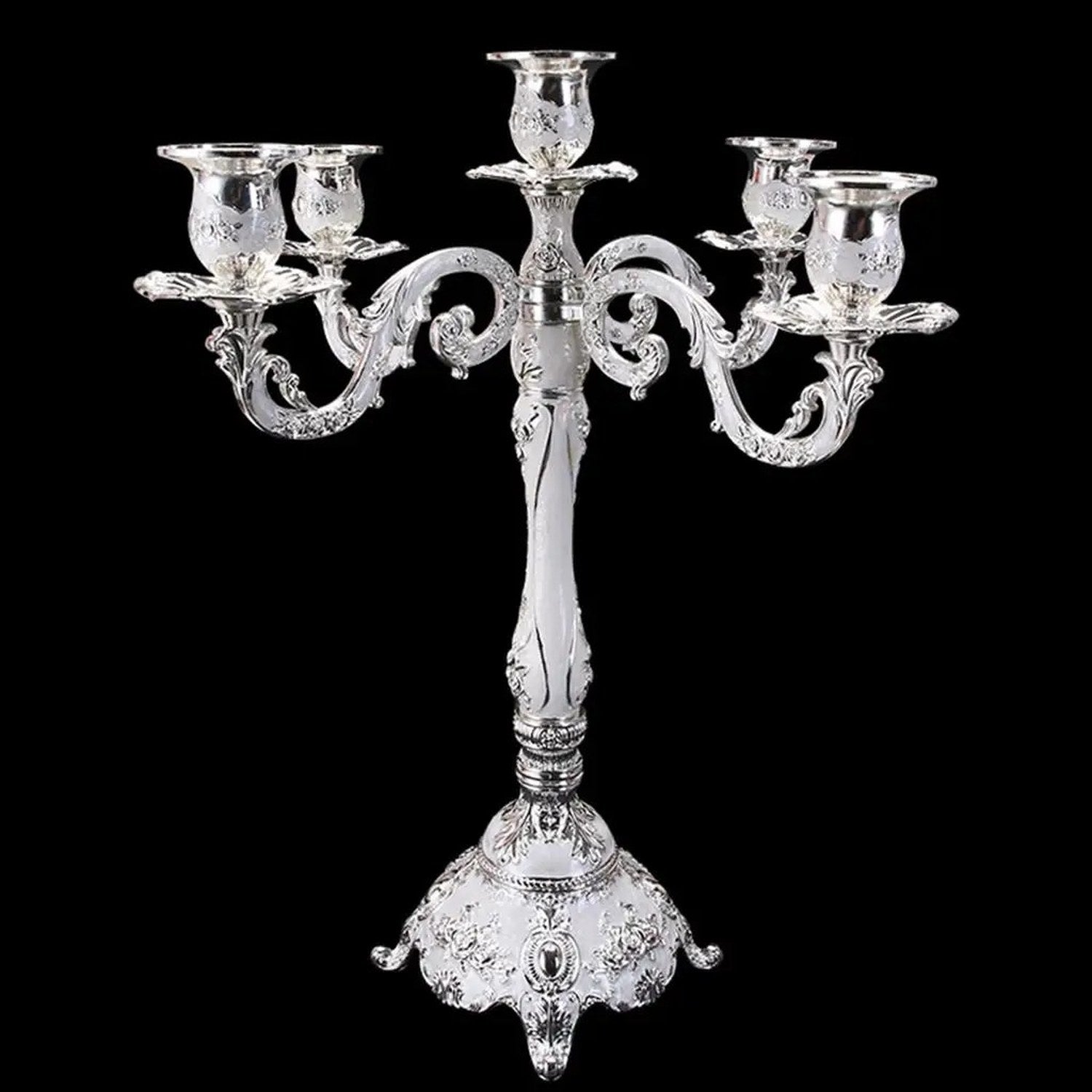 Chandelier 5 bras argenté baroque sur fond noir, base et bras ornementés