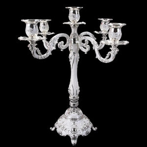 Chandelier 5 bras argenté baroque sur fond noir, base et bras ornementés
