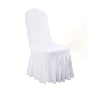 Housse de chaise blanche à jupe plissée vue de face sur fond neutre