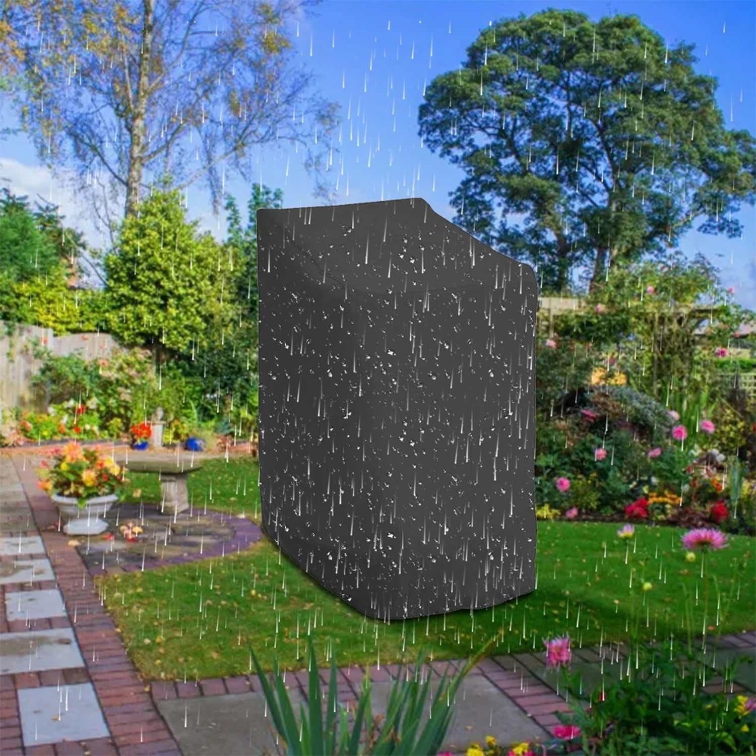 Housse de chaise de jardin noire sous la pluie dans un jardin verdoyant