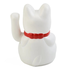 Figurine chat porte-bonheur vue de dos montrant le compartiment à piles
