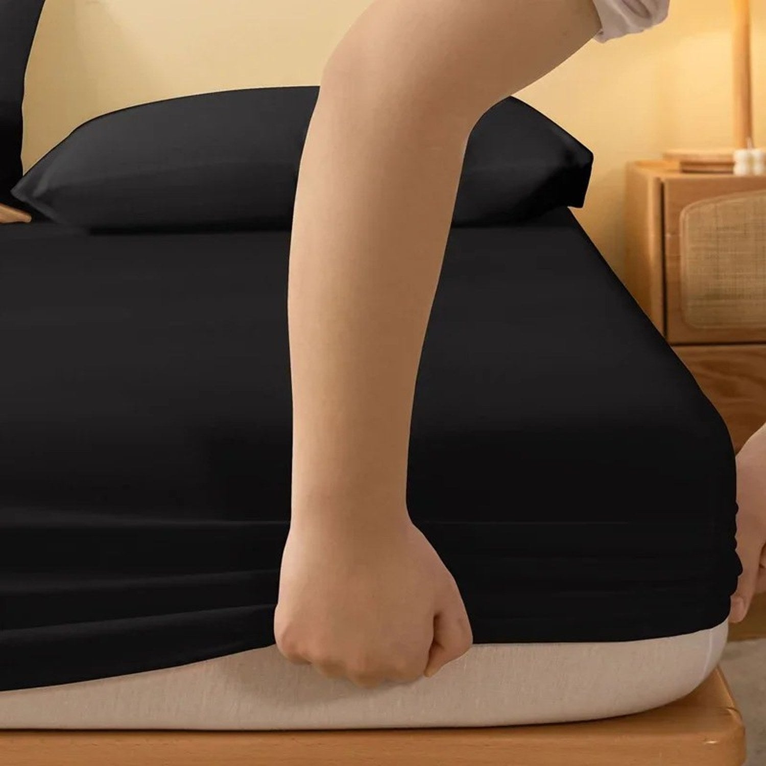 Coin du drap housse noir tiré pour montrer l'élastique ajustable