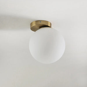 Applique boule de verre dorée en version plafonnier sur fond blanc