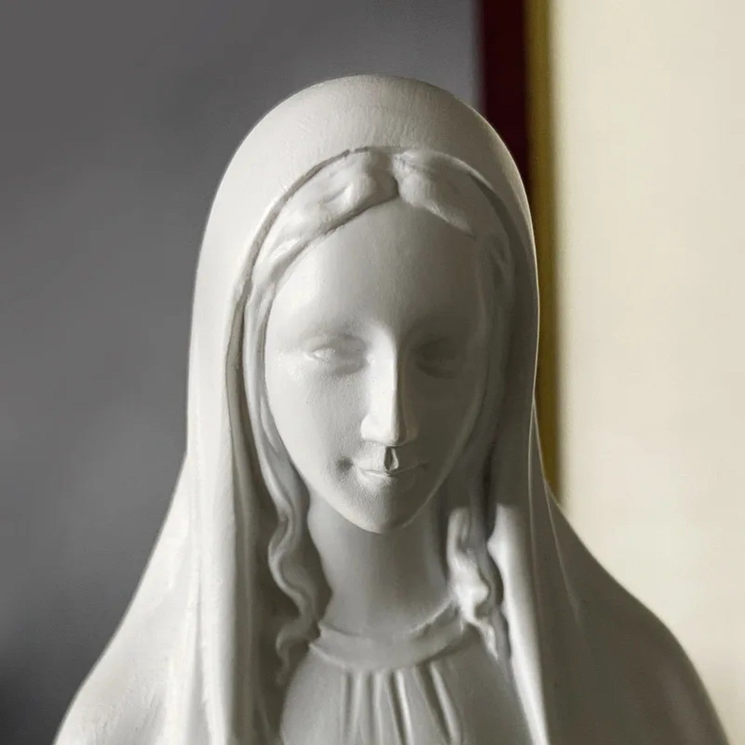 Détail visage statue Vierge Marie résine blanche