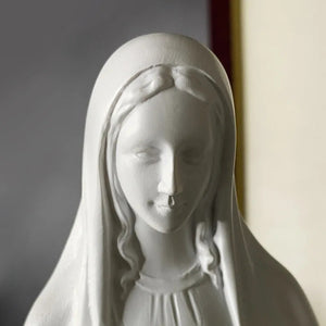 Détail visage statue Vierge Marie résine blanche