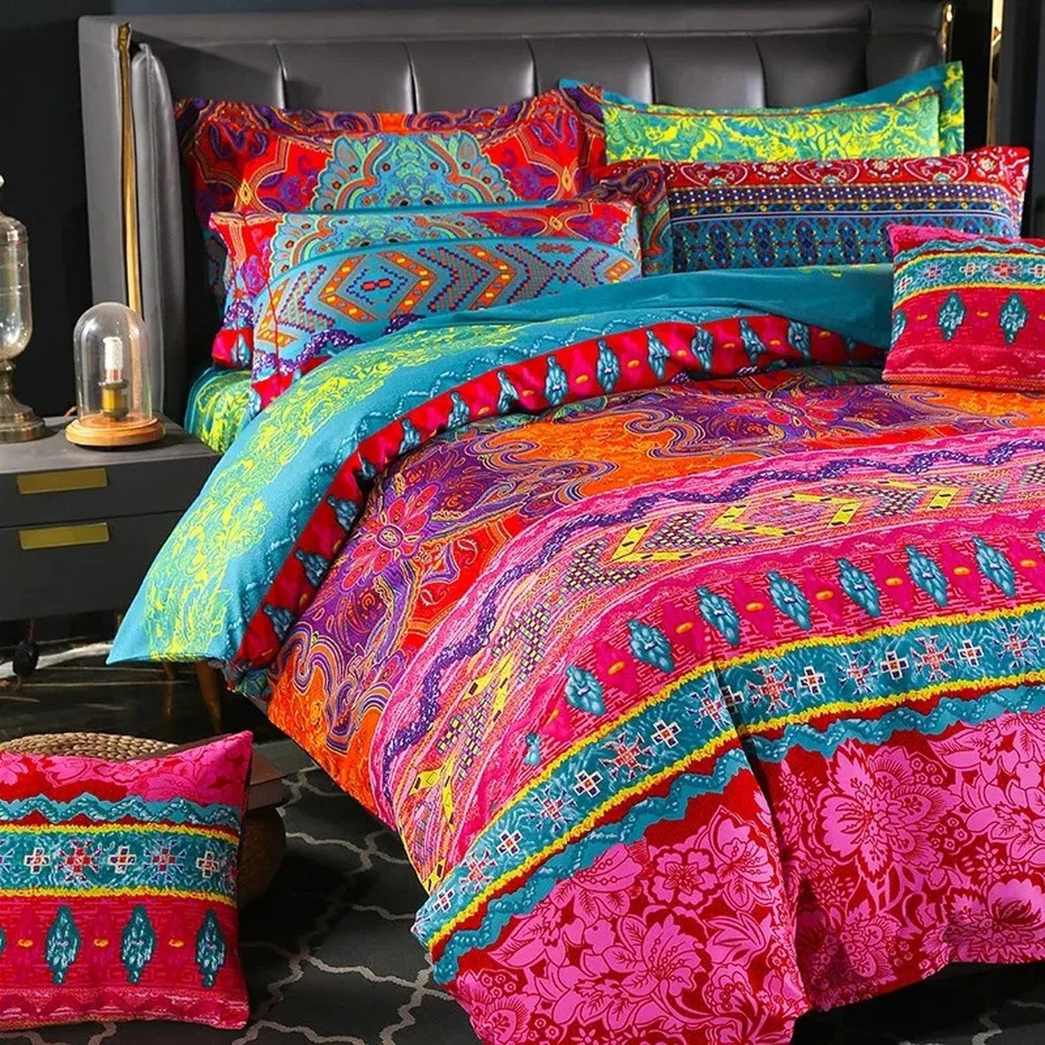 Parure de lit bohème posée sur un lit avec tête de lit noire et lampe d'ambiance