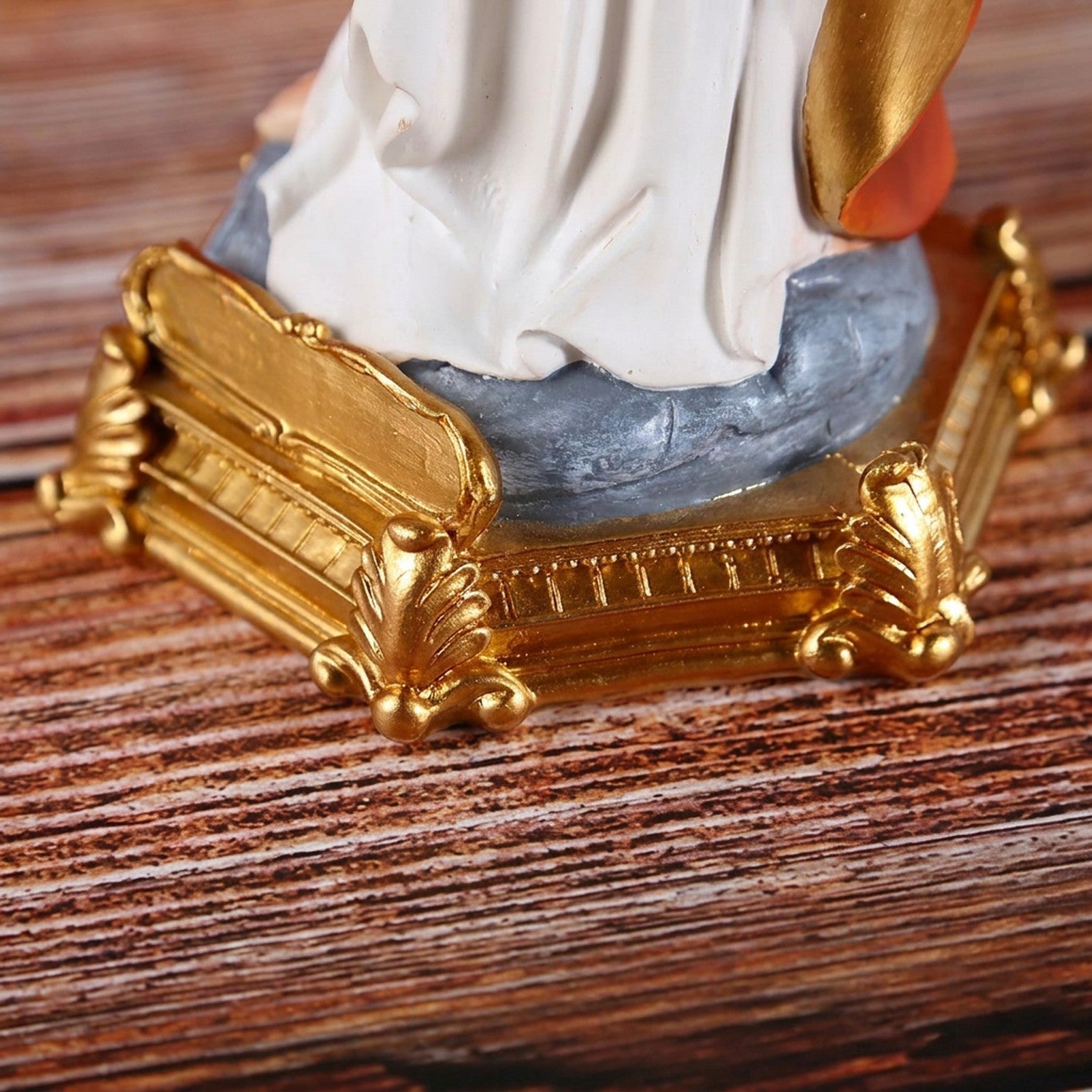 Détail de la base hexagonale dorée de la statue du Sacré-Cœur de Jésus