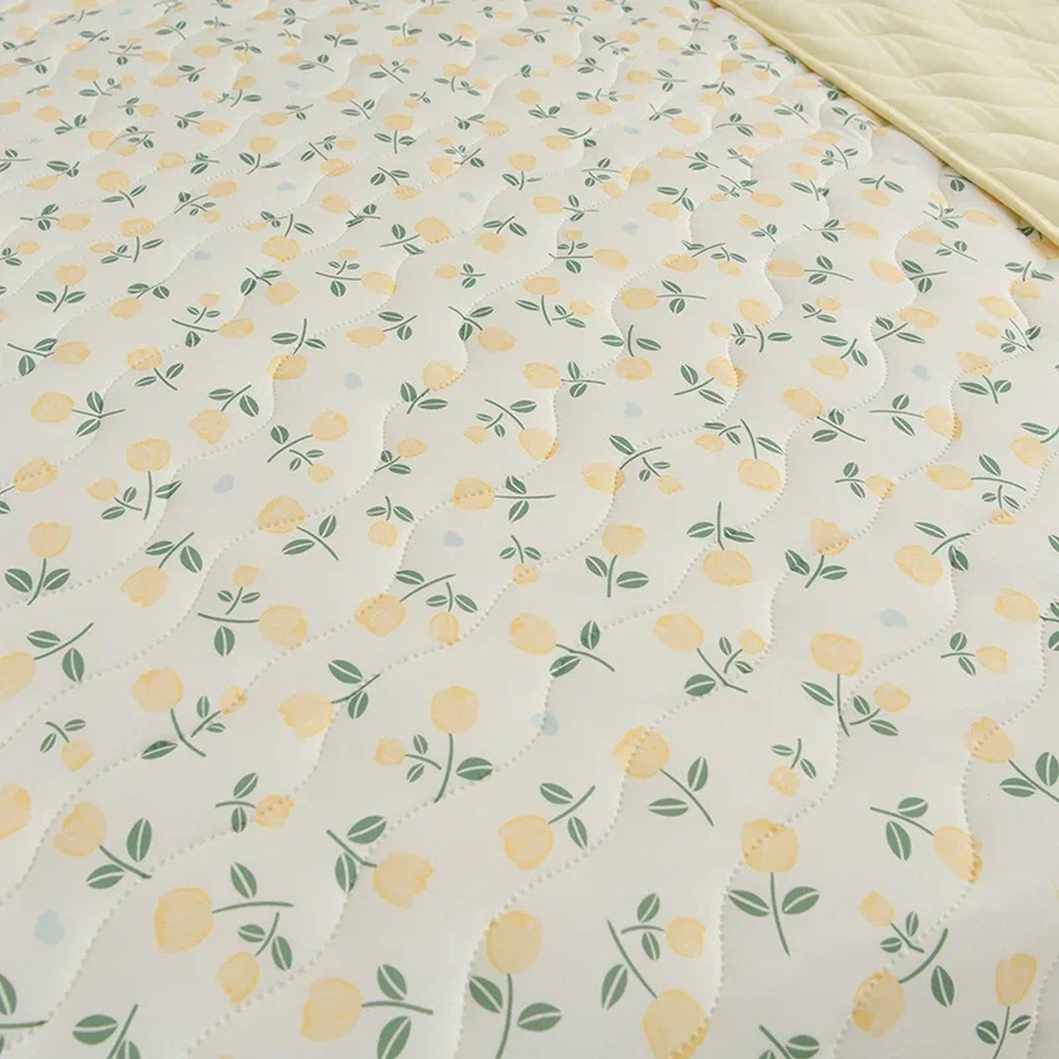 Gros plan du tissu matelassé à imprimé fleuri jaune