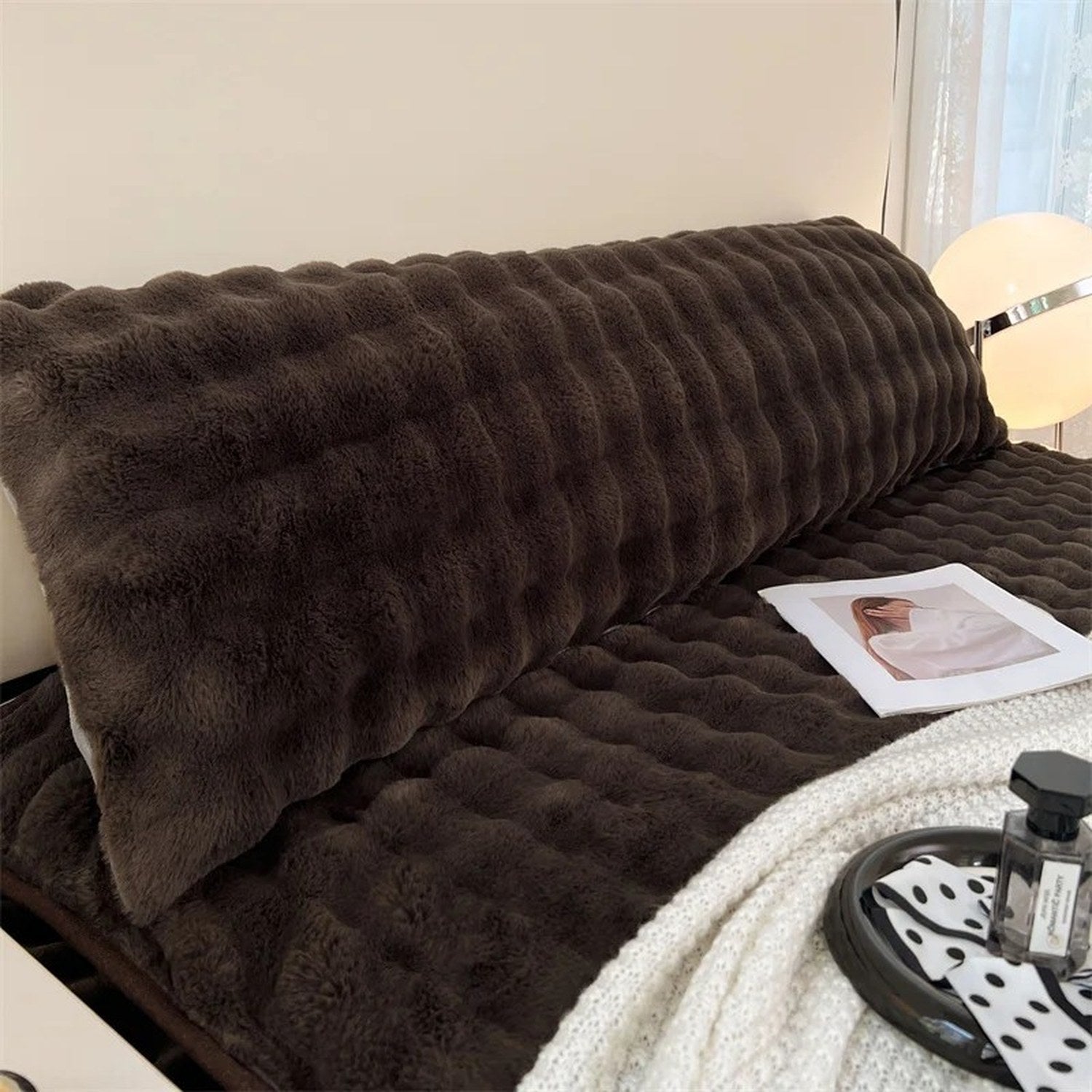 Traversin en peluche marron photo produit vue d'ensemble