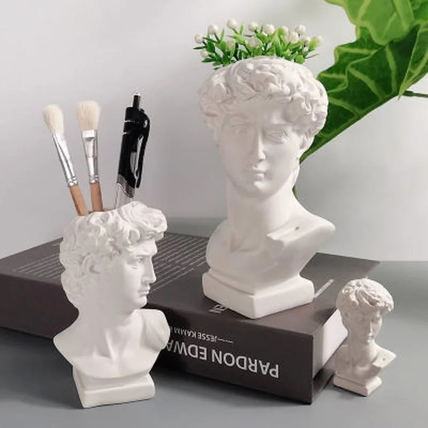 Vase buste antique taille M avec pinceaux et taille L avec plante verte